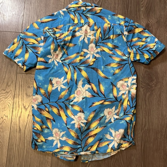 ☀️NWOT Volcom Floral Pattern shirt Sleeve Dress Shirt PTP 20” - Picture 7 of 7